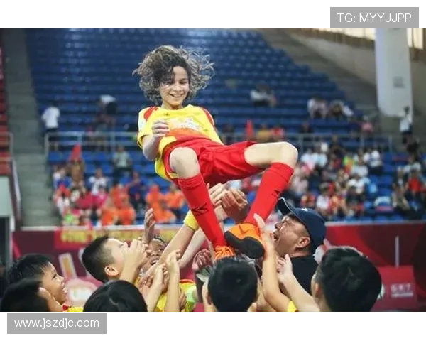 勇士夺冠现场足球明星齐聚盛典展现激情与荣耀 勇士夺冠现场足球明星齐聚盛典展现激情与荣耀