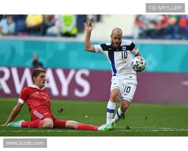 足球明星在比赛中蹲地瞬间的精彩图片合集展示与解析